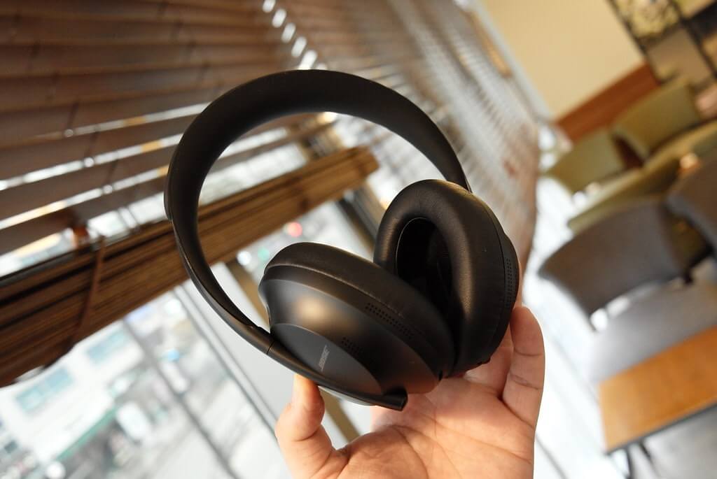 Noise-canceling technology in both headphones